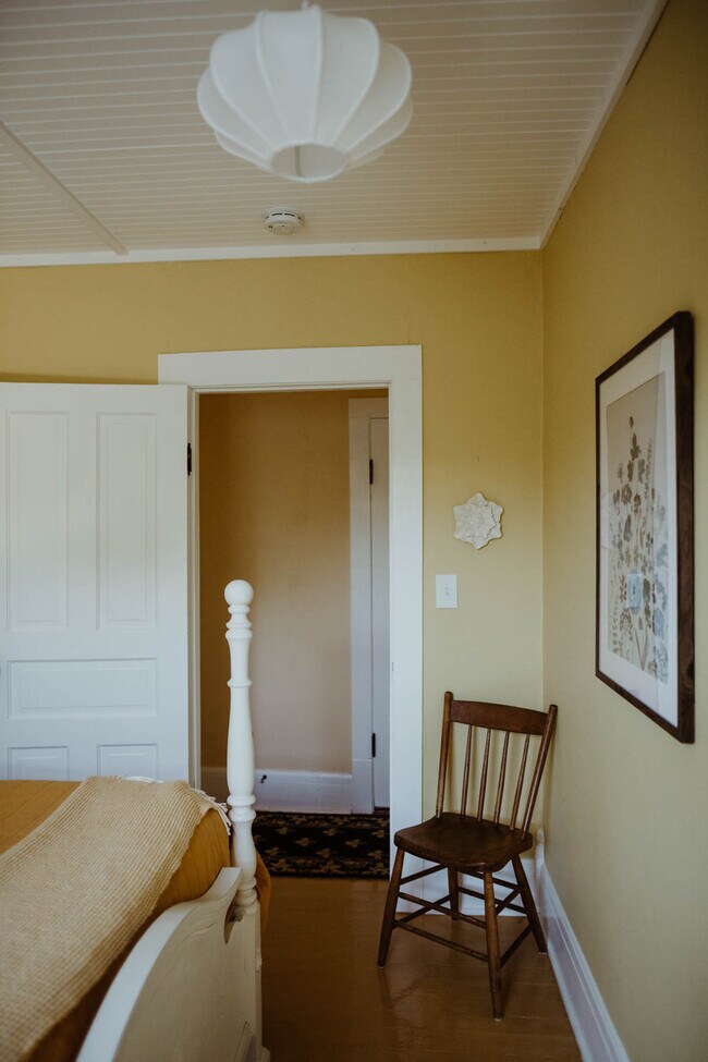 Building Photo - 108 W 6th St