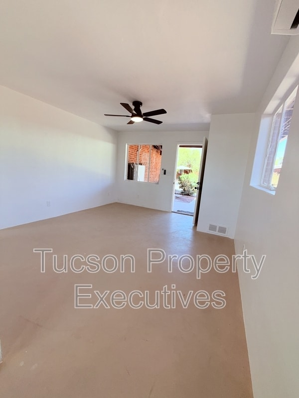 Building Photo - 814 N Alvernon Way