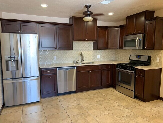 Building Photo - 6745 Ridge Top Dr