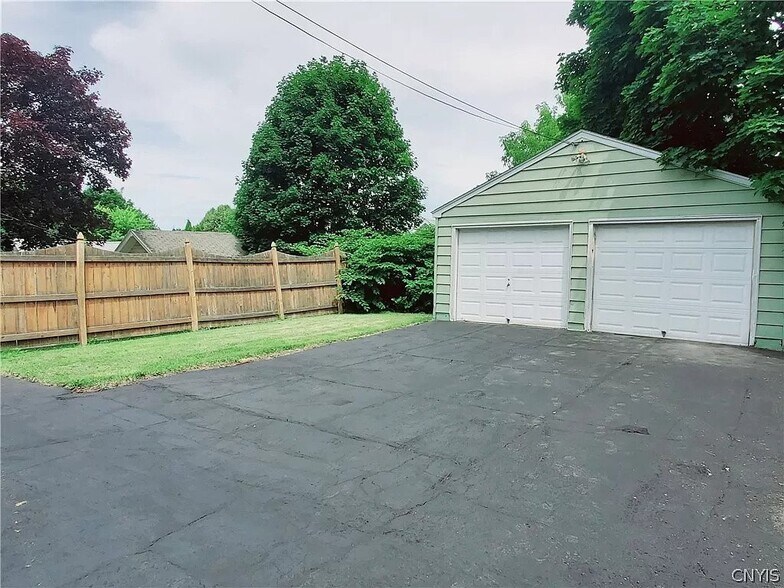Building Photo - 1129 N Glencove Rd