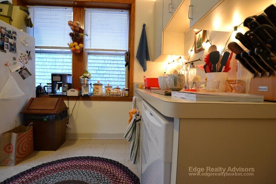 Building Photo - 55 Brackett St