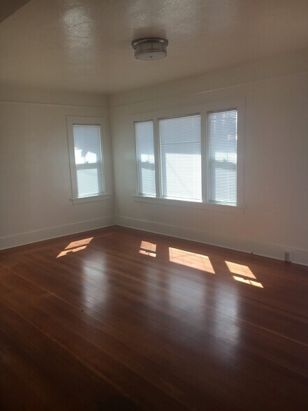 Building Photo - 824 Sumner St