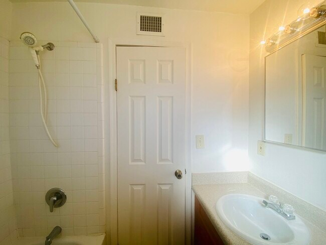 Building Photo - New Flooring! Spacious 1 Bedroom Available...
