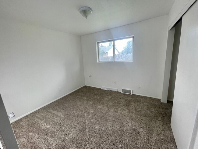 Building Photo - 2 Bedroom 1 Bedroom House - Location Locat...