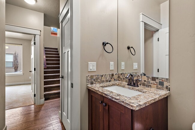 Building Photo - 923 S Lone Willow Ave