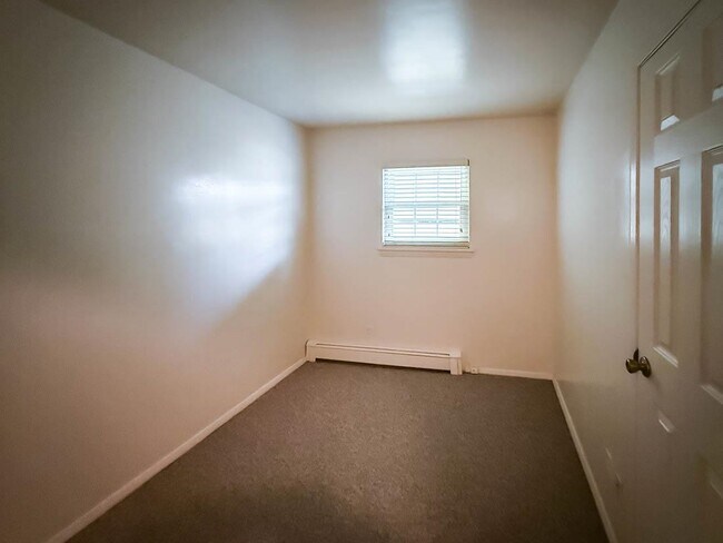 Building Photo - 14 Suburbia Ct