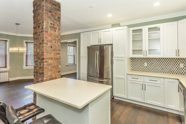 Building Photo - 10 Dosoris Way