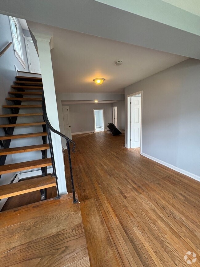 Building Photo - Large 5 Bedroom 2 Bathroom Single Family H...