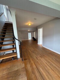 Building Photo - Large 5 Bedroom 2 Bathroom Single Family H...