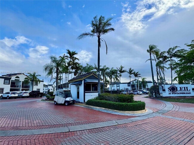 Building Photo - 9731 Fontainebleau Blvd