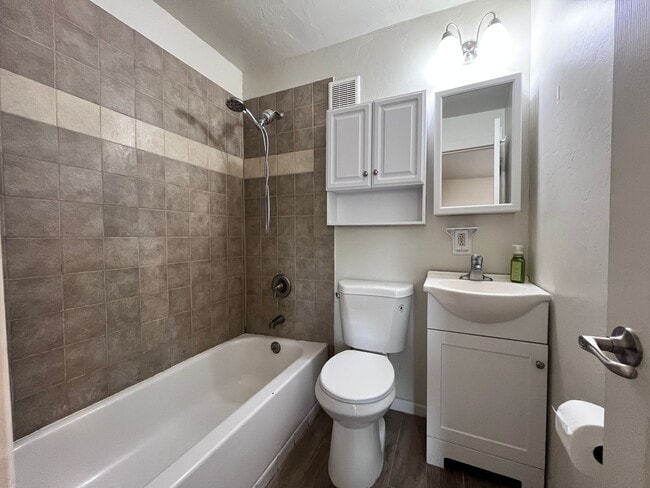 Building Photo - Spacious 1BR Guest House in Blenman-Elm – ...