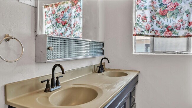 Building Photo - 205 Harvard Dr SE