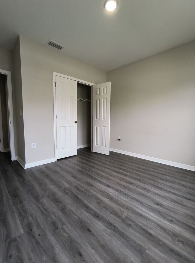 Building Photo - 5 BED 3 BATH SOLAR HOME FOR RENT!! Availab...