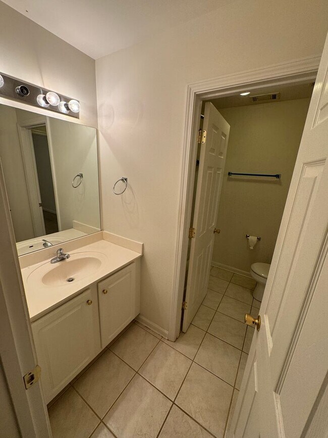 Building Photo - Great Franklin Condo in Hardison Hills!