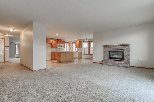 Building Photo - Spacious Single Level Home w/ Fully Fenced...
