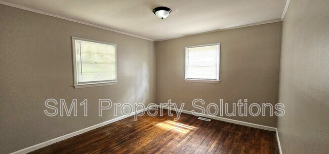 Building Photo - 1702 Spry St
