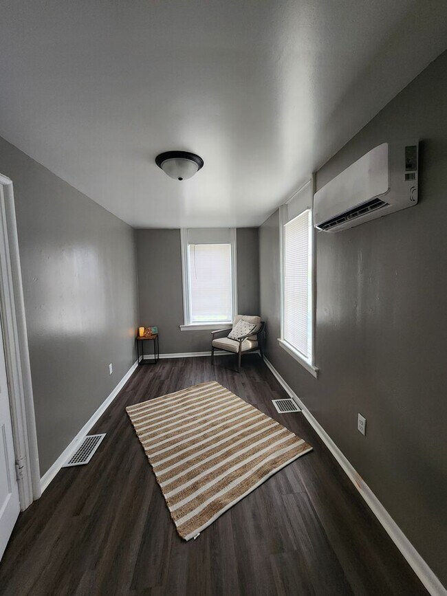 Building Photo - Updated 1 bedroom 1st floor apartment