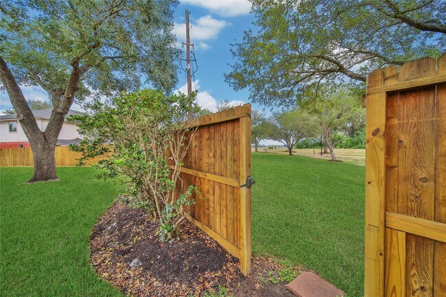 Building Photo - 16731 Creek Trail