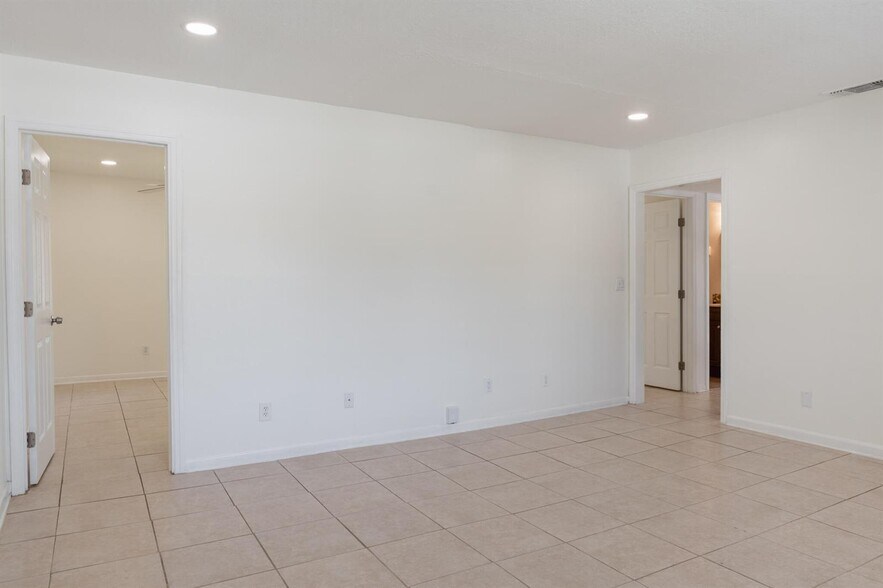 Building Photo - 1253 White Pine Dr
