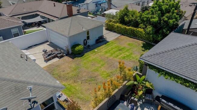 Building Photo - 8339 Kenyon Ave