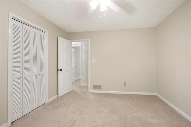 Building Photo - 4989 Kingswood Dr