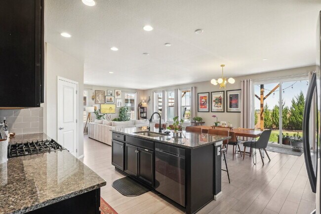 Building Photo - "Spacious 4-Bedroom Retreat with 2.5 Baths in Reunion!"