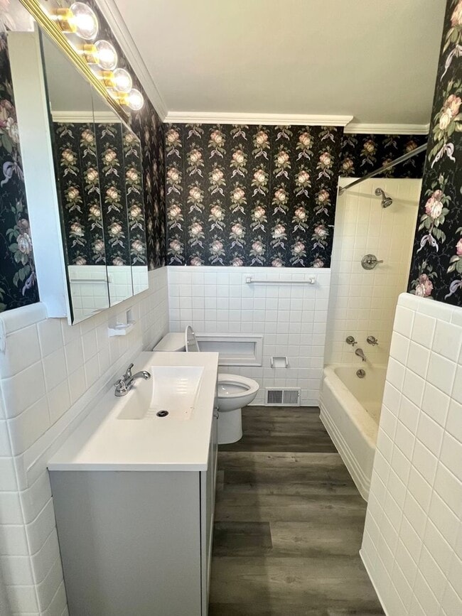 Building Photo - Three to Four bedroom, 2.5 bath Colonial in Graham