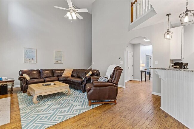 Building Photo - 881 Soaring Dr NE