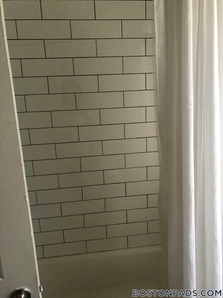 Building Photo - 7 Linden St