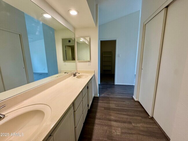 Building Photo - 7950 E Starlight Way
