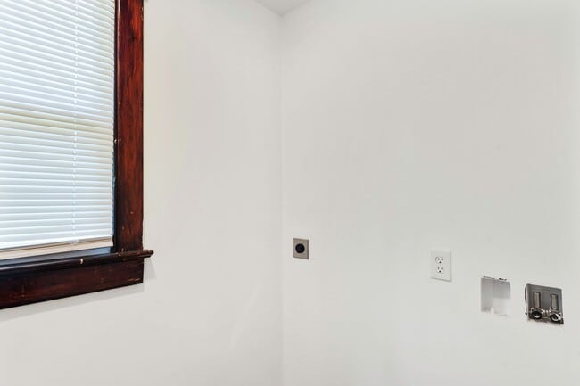 Building Photo - Charming 3-Bedroom Home with Spacious Layout and Bonus Utility Space