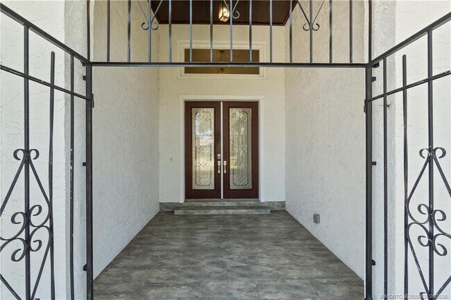 Building Photo - 4590 SE Glen Ridge Trail