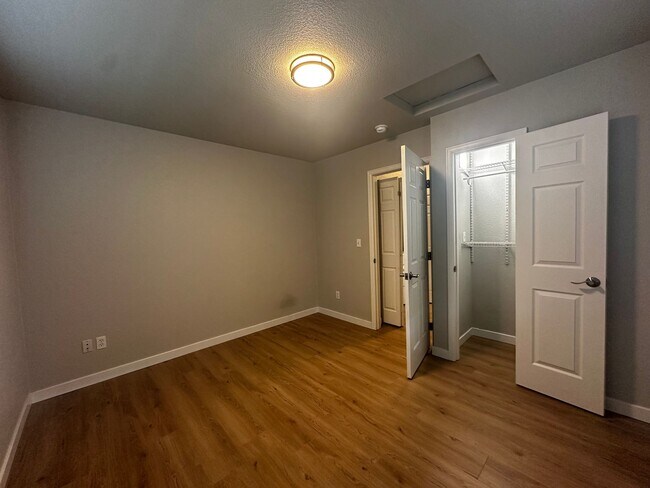 Building Photo - 4324 Hoyt Ave