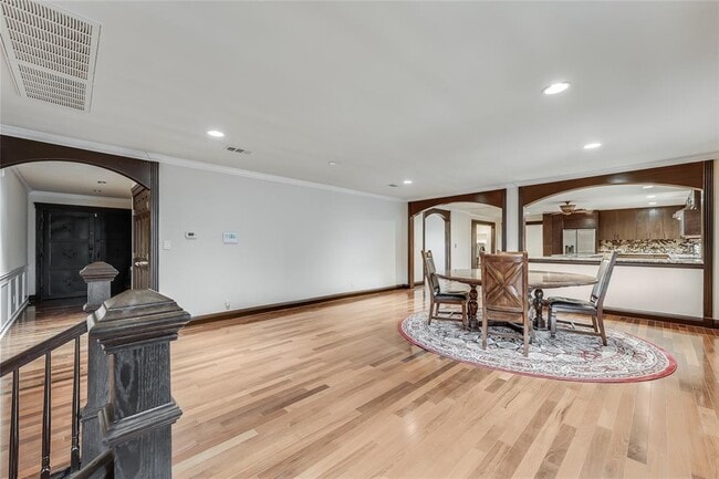 Building Photo - 4900 Balcones Dr