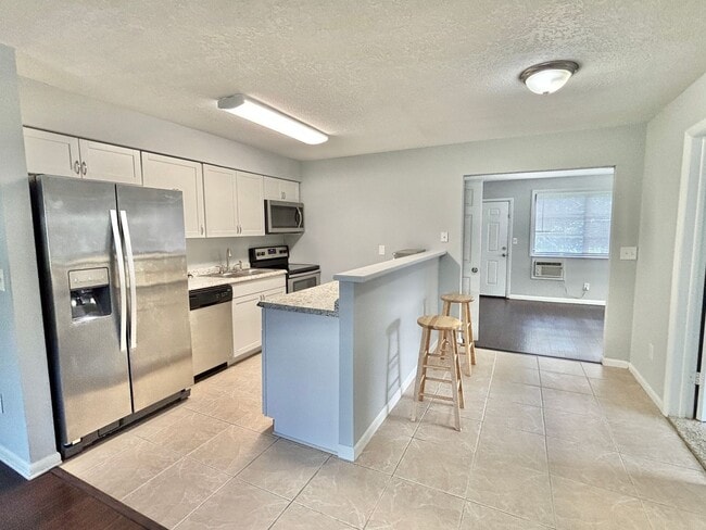 Building Photo - 3BR 1BA Annual Unfurnished Rental Availabl...