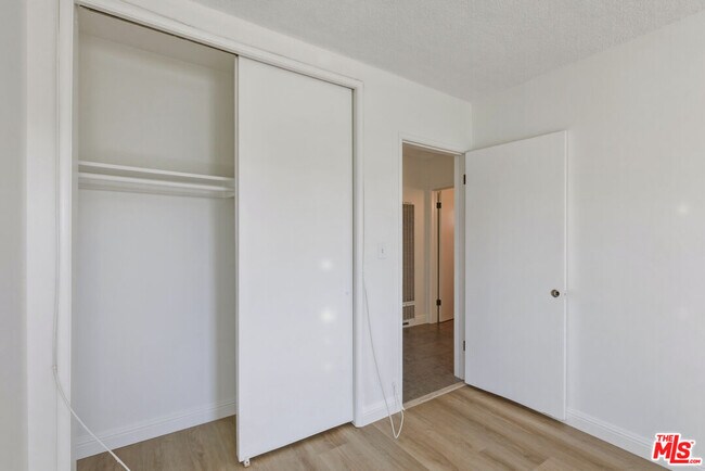 Building Photo - 5117 Crenshaw Blvd