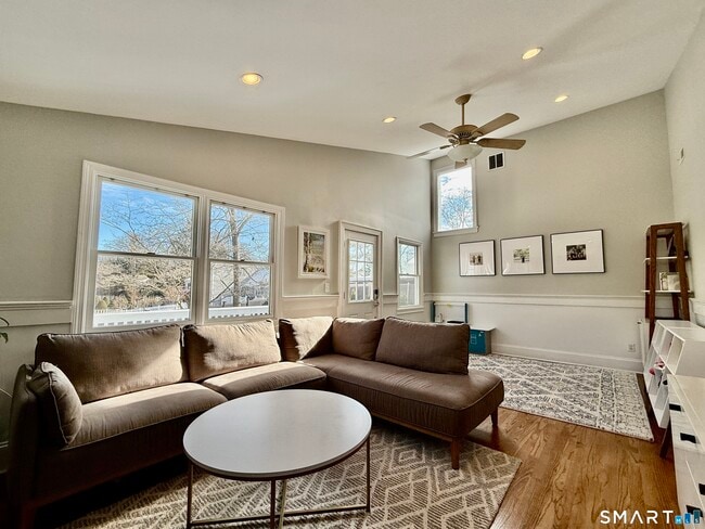 Building Photo - 23 Sleepyhollow Dr