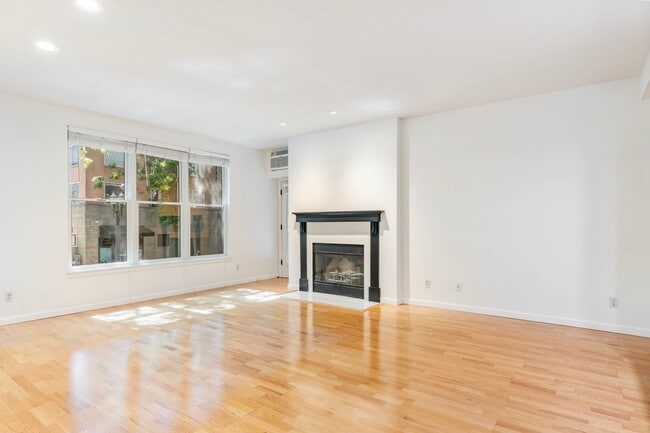 Building Photo - Riverplace Condominiums - 1 bed/1 bath cor...