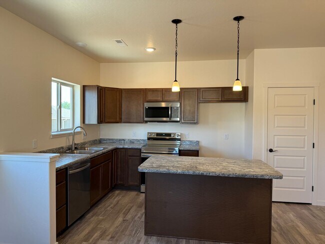 Building Photo - Available Now.  New 3 bed, 2 bath home on Orchard Mesa