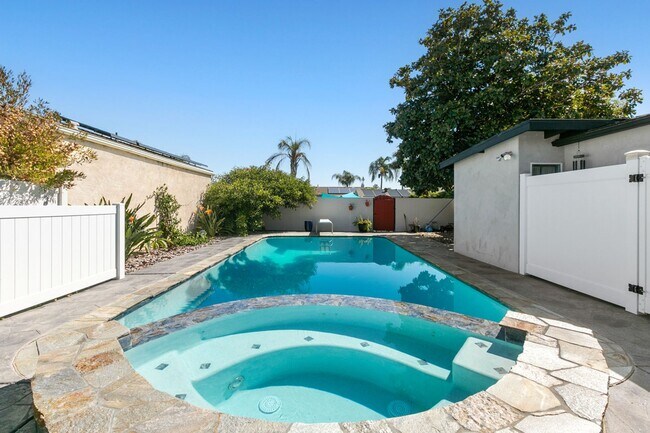 Building Photo - Spacious Talmadge Home WITH POOL!