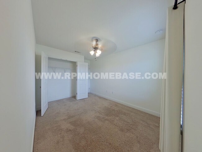 Building Photo - Modern 3-Bedroom Townhome with Stylish Upd...