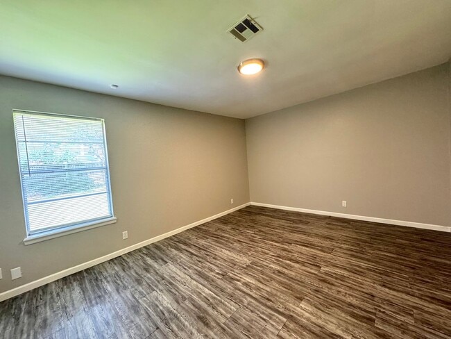 Building Photo - 3 bedroom 2 bathroom Duplex!