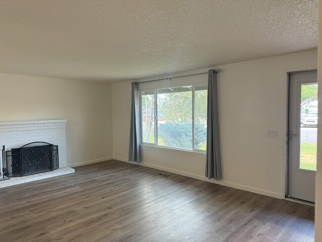 Building Photo - 2460 Brookside Way