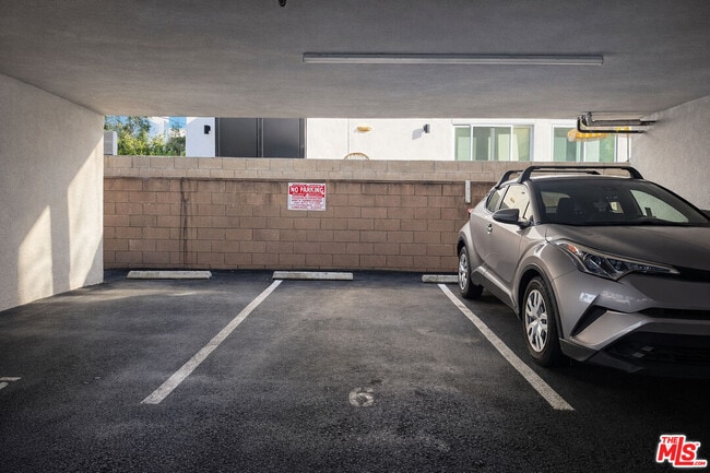 Building Photo - 1307 Tamarind Ave