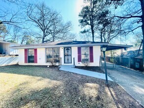 Building Photo - ** 3 bed 1.5 bath located in Chisholm ** C...