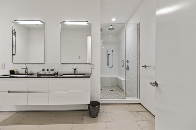 Building Photo - 618 E 2nd St