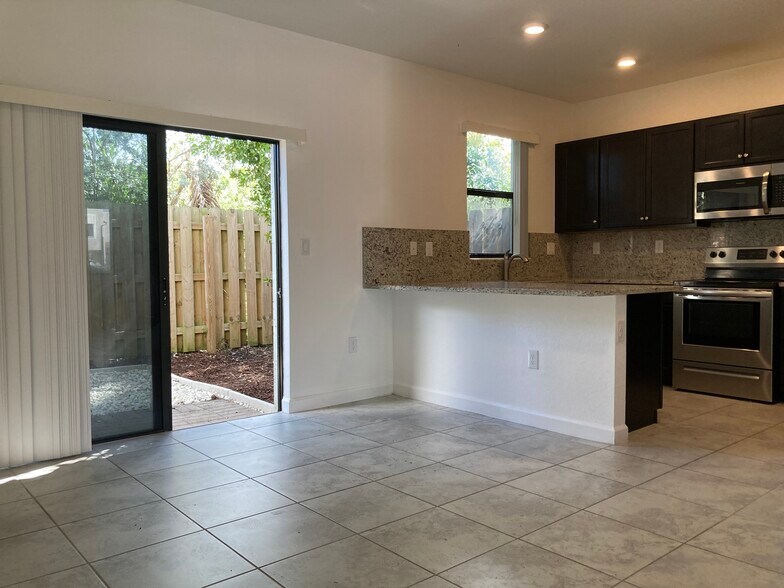 Building Photo - 390 NE 208th Ter