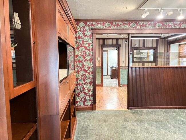 Building Photo - 735 S Main St