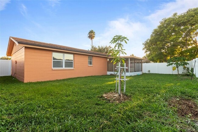 Building Photo - 3327 Garfield Dr