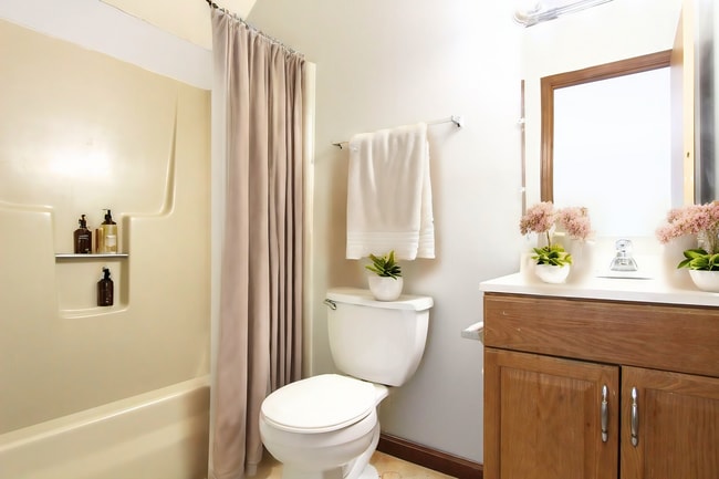 Building Photo - Spacious Living Room